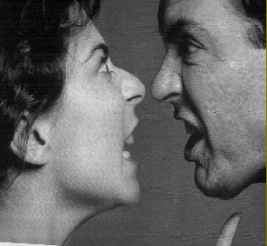 Mann und Frau schreien sich an